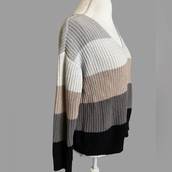Love By Design Neutral Stripe V-Neck Sweater Size M - Picture 5 of 8